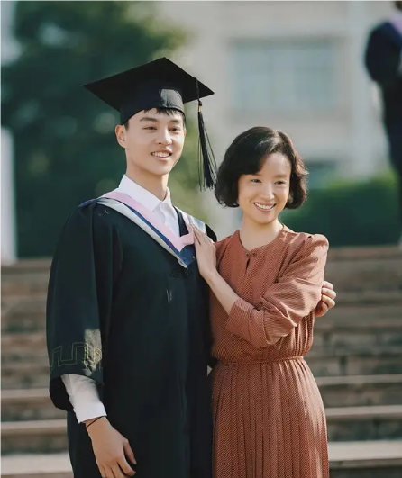 在母亲的怀抱中